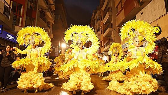 Lluvia de plumas y pasión carnavalera en Águilas