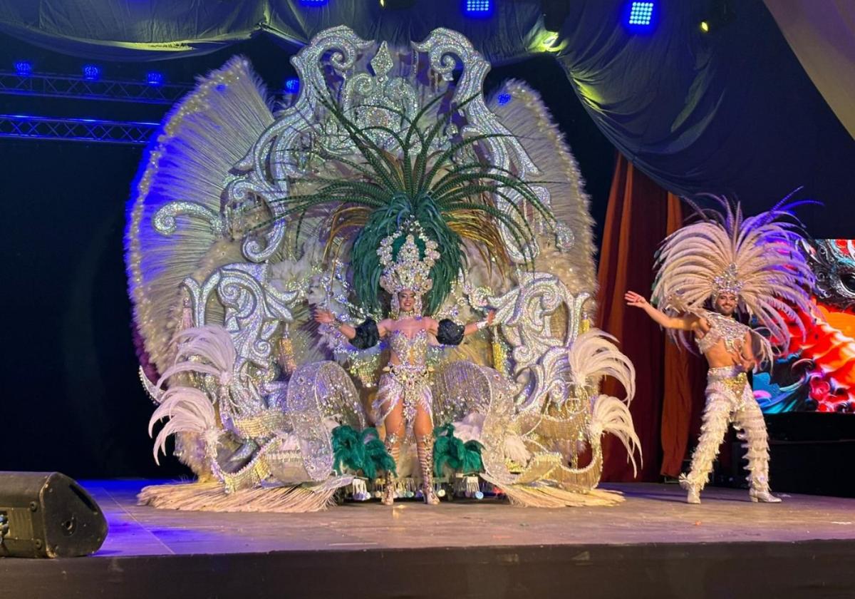 Verónica Soler, del grupo Brasilia, durante su actuación en la gala de elección de la Reina del pasado sábado.