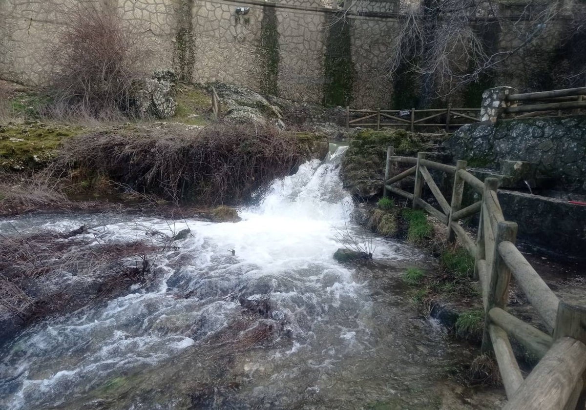 Los Chorros del río Mundo han vuelto a reventar debido a las lluvias en la zona alta del Segura.