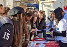 En el Estadio Besoccer La Condomina se citaron más de 700 de los estudiantes extranjeros que este año se han incorporado a la UCAM