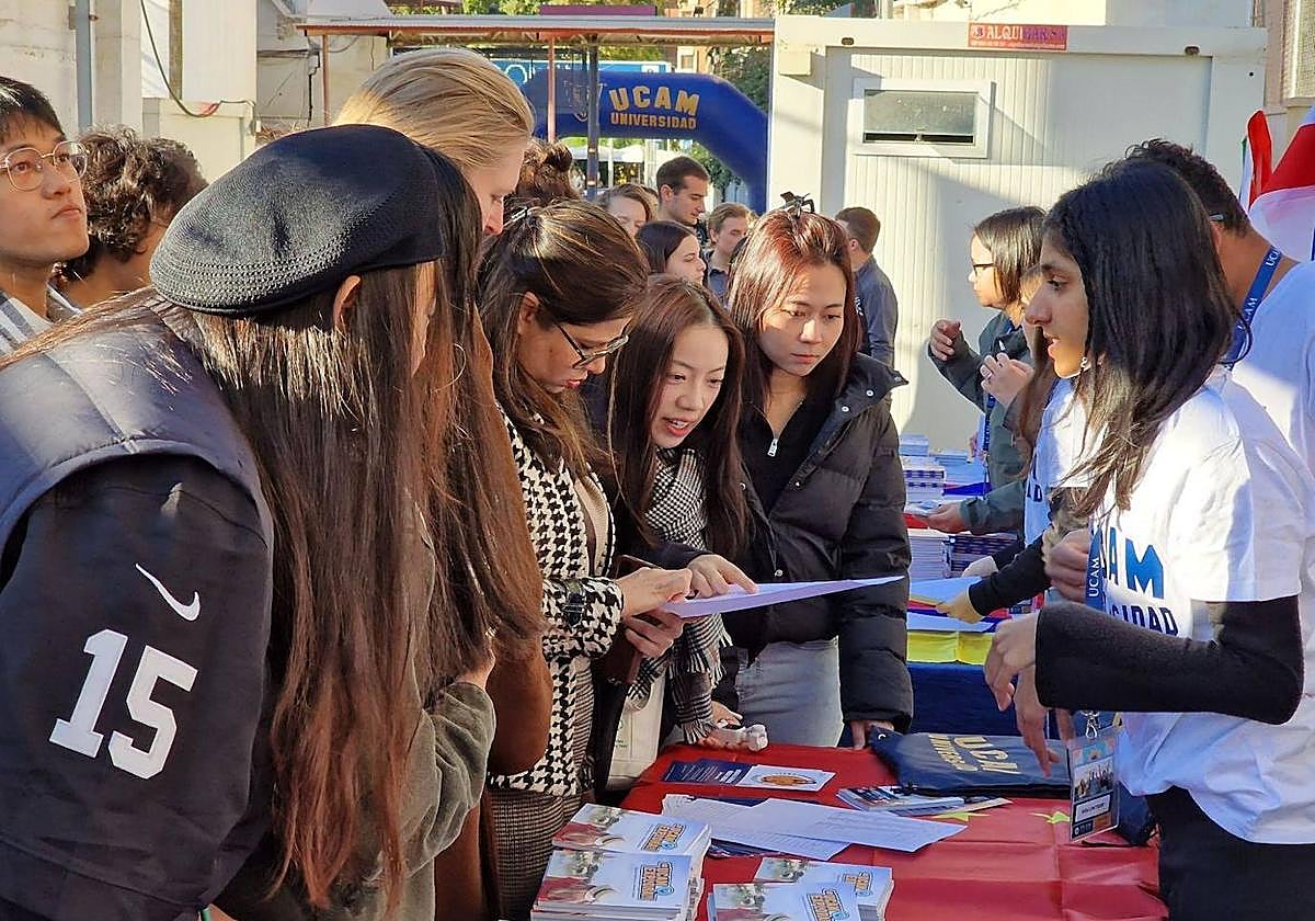En el Estadio Besoccer La Condomina se citaron más de 700 de los estudiantes extranjeros que este año se han incorporado a la UCAM