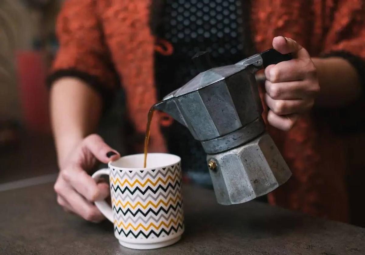 Una mujer se prepara un café.