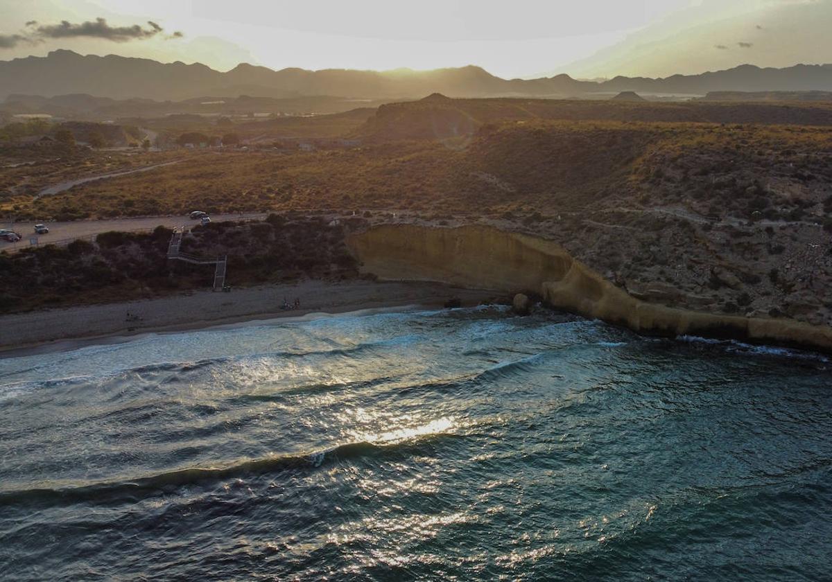 Una playa de la Región de Murcia, elegida entre las 25 «mejores» de España, según National Geographic.