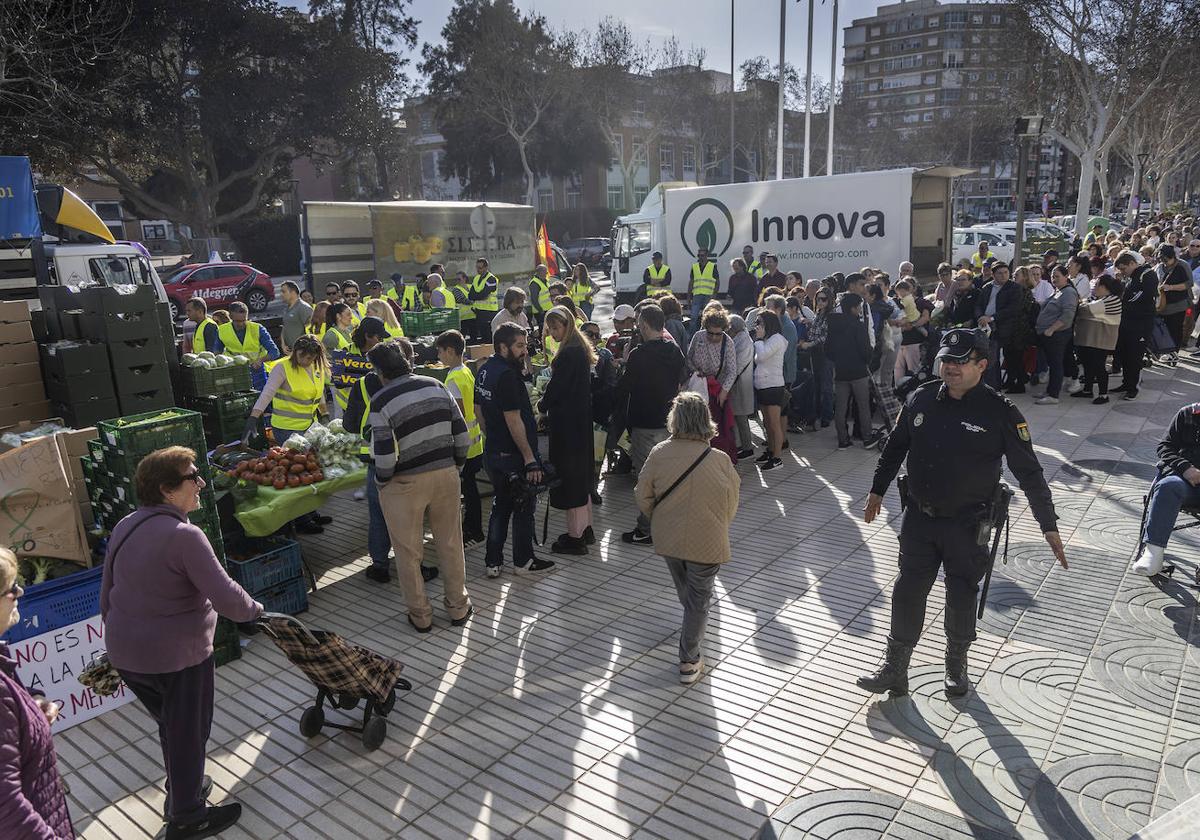 Colas a las puertas de la Asamblea Regional para recoger productos del campo.