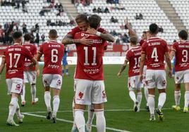 José Ángel Carrillo e Isi Gómez, dos de los goleadores del Real Murcia, celebran un tanto en la victoria por 3-0 ante el San Fernando.