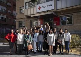 Representantes del SEPE y Cruz Roja de la Región de Murcia con los participantes de la segunda edición de 'TándEM'.