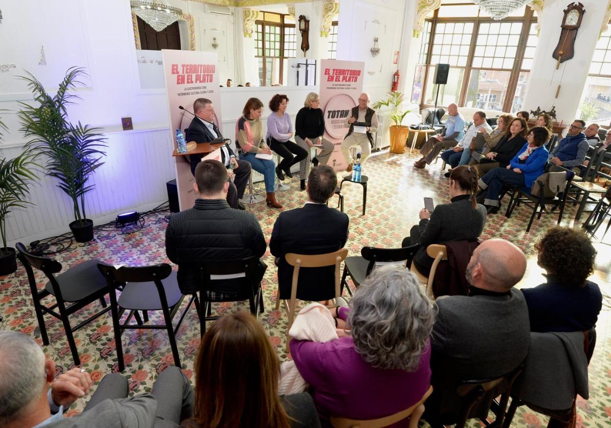 El Casino de Totana durante la primera mesa redonda del undécimo foro del ciclo 'Territorio en el plato'.