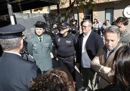 Gil, el concejal de Seguridad y mandos de Policía Nacional, Policía Local y Guardia Civil.