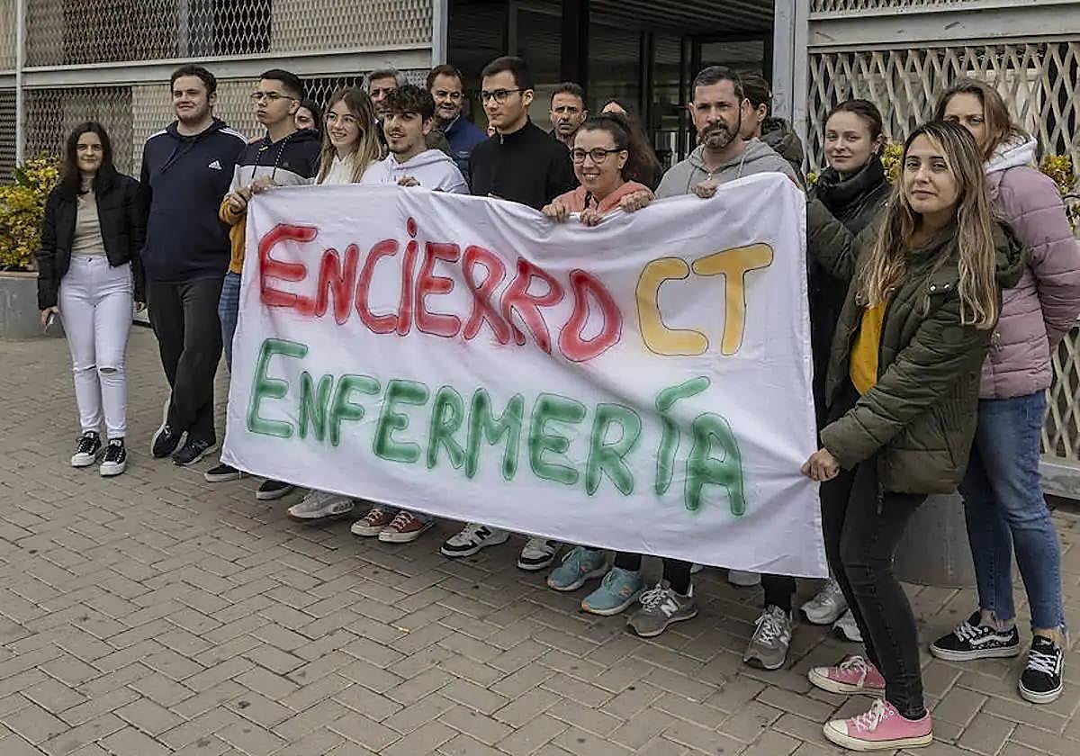 Alumnos de la Escuela de Enfermería sostienen una pancarta en la puerta del aulario de Antiguones, el pasado mes de enero.