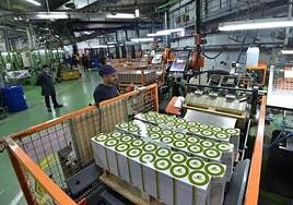 Trabajadores de una industria en Molina de Segura, en una imagen de archivo.