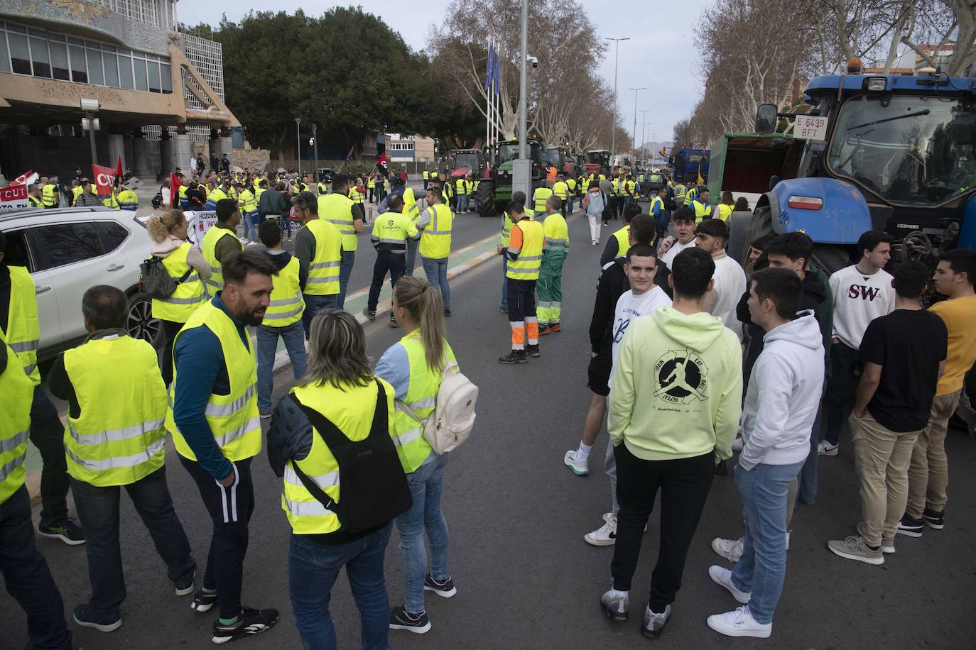 Un grupo de agricultores impide la salida de los diputados de la Asamblea