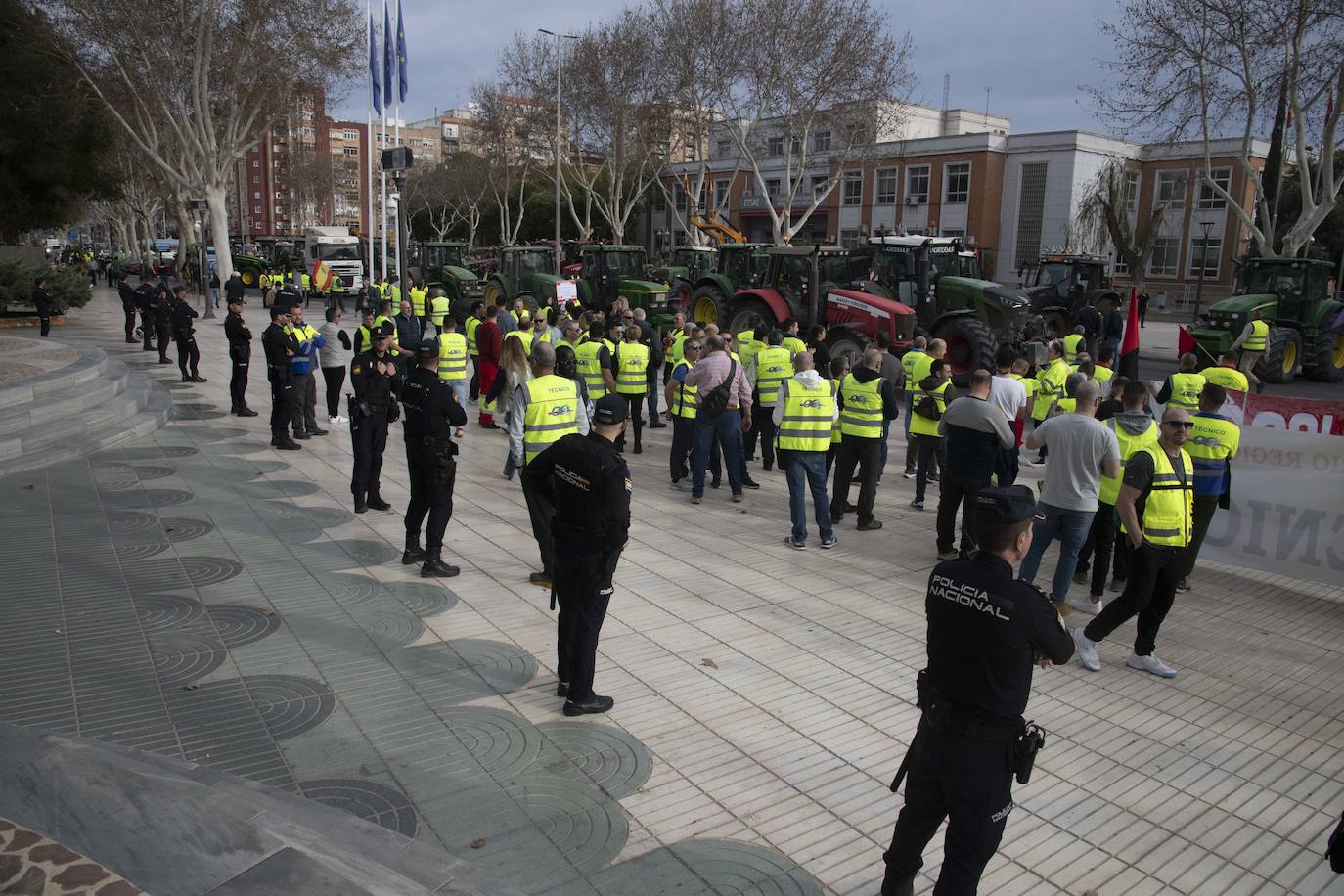 Un grupo de agricultores impide la salida de los diputados de la Asamblea