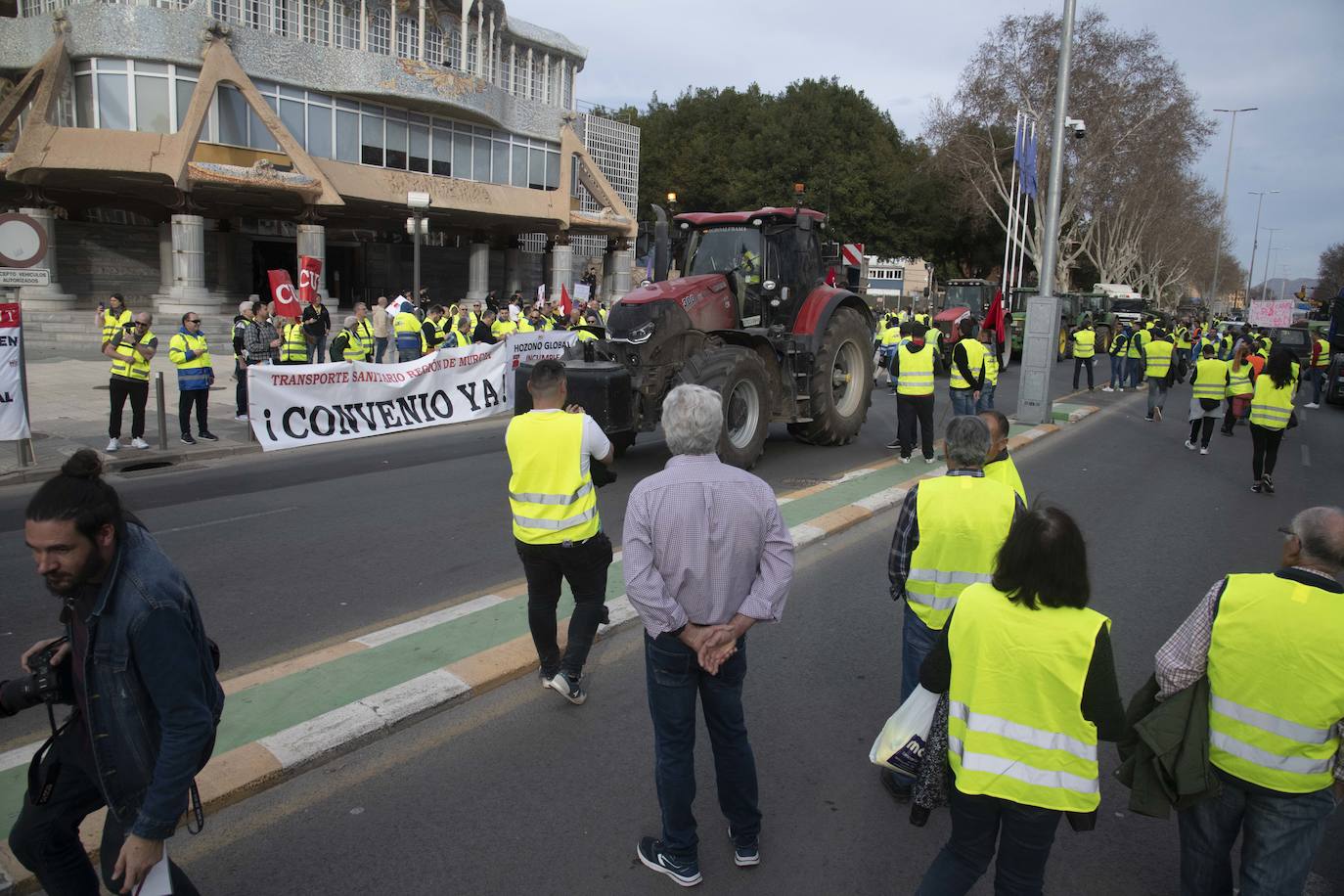 Un grupo de agricultores impide la salida de los diputados de la Asamblea