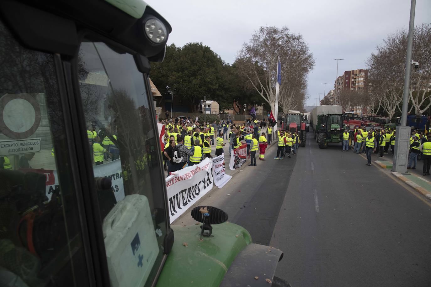 Un grupo de agricultores impide la salida de los diputados de la Asamblea