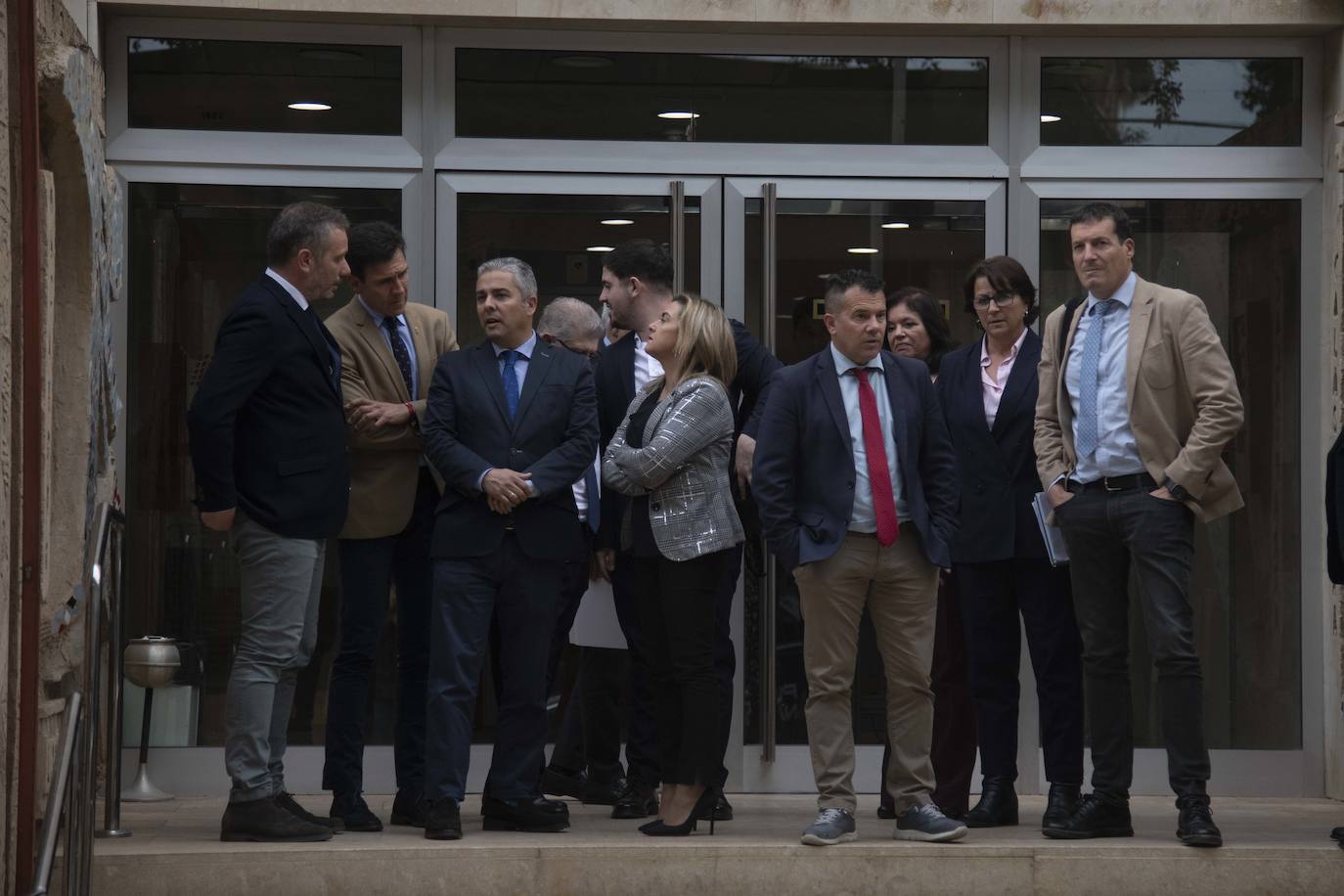 Un grupo de agricultores impide la salida de los diputados de la Asamblea