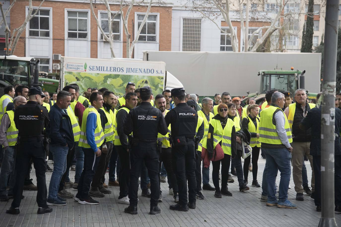 Un grupo de agricultores impide la salida de los diputados de la Asamblea