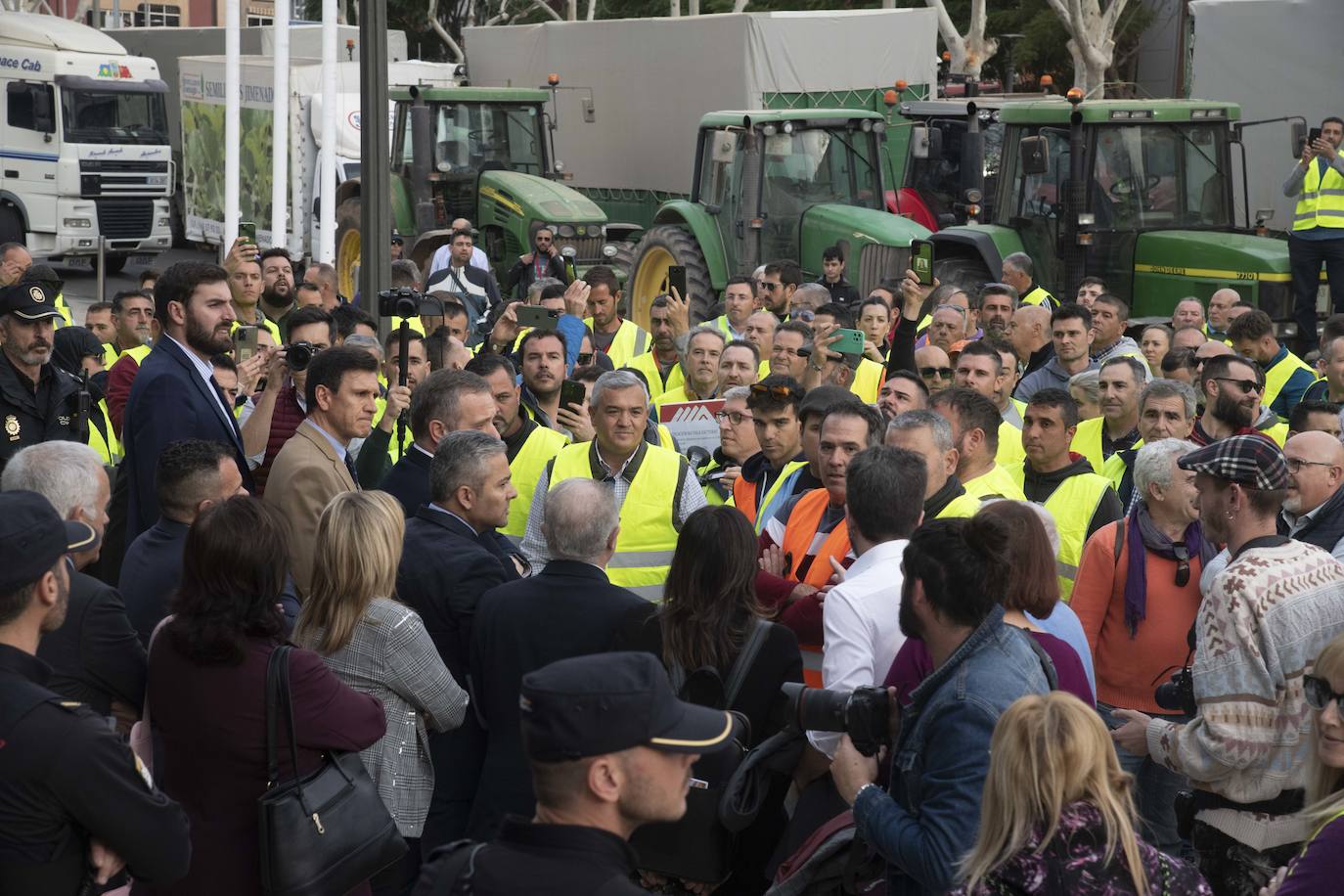 Un grupo de agricultores impide la salida de los diputados de la Asamblea