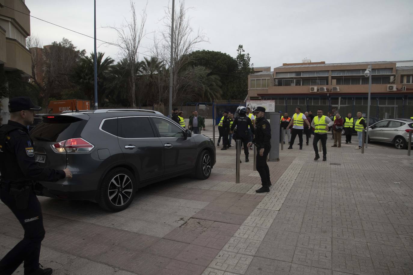 Un grupo de agricultores impide la salida de los diputados de la Asamblea