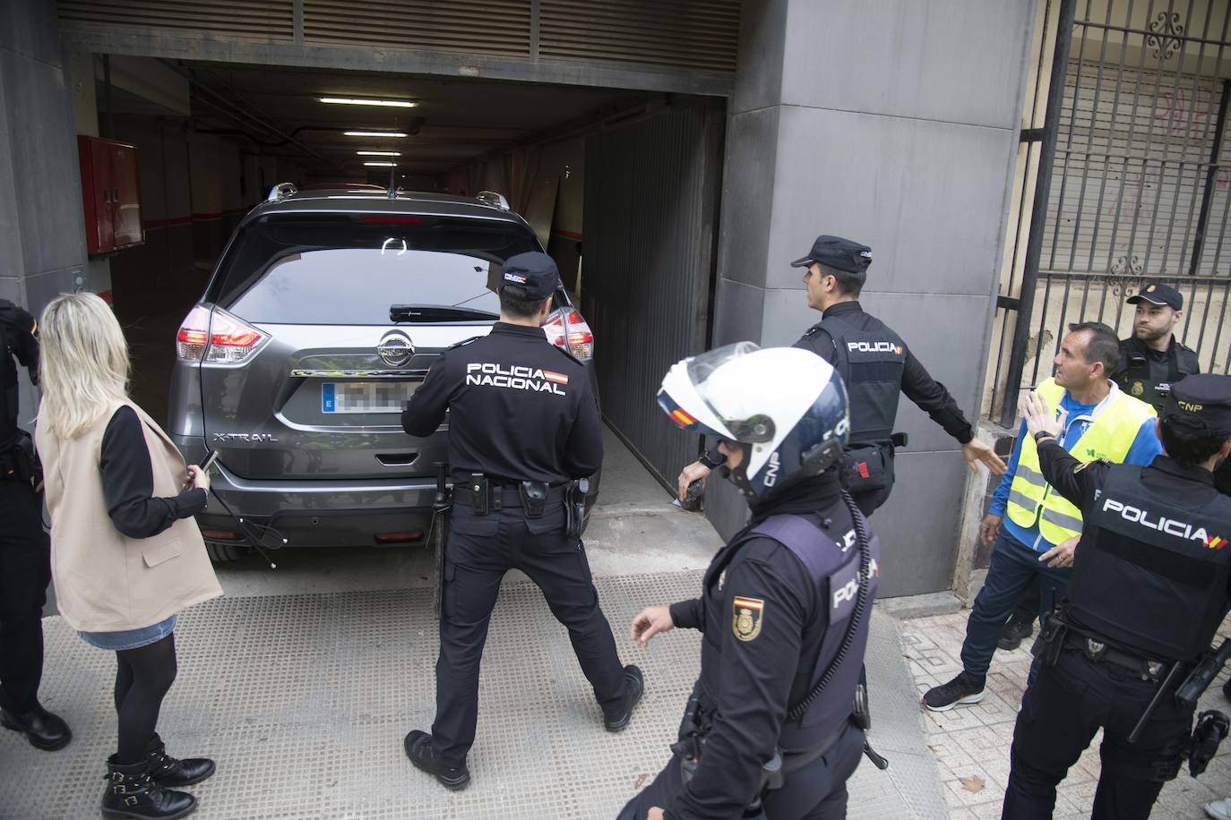 Un grupo de agricultores impide la salida de los diputados de la Asamblea