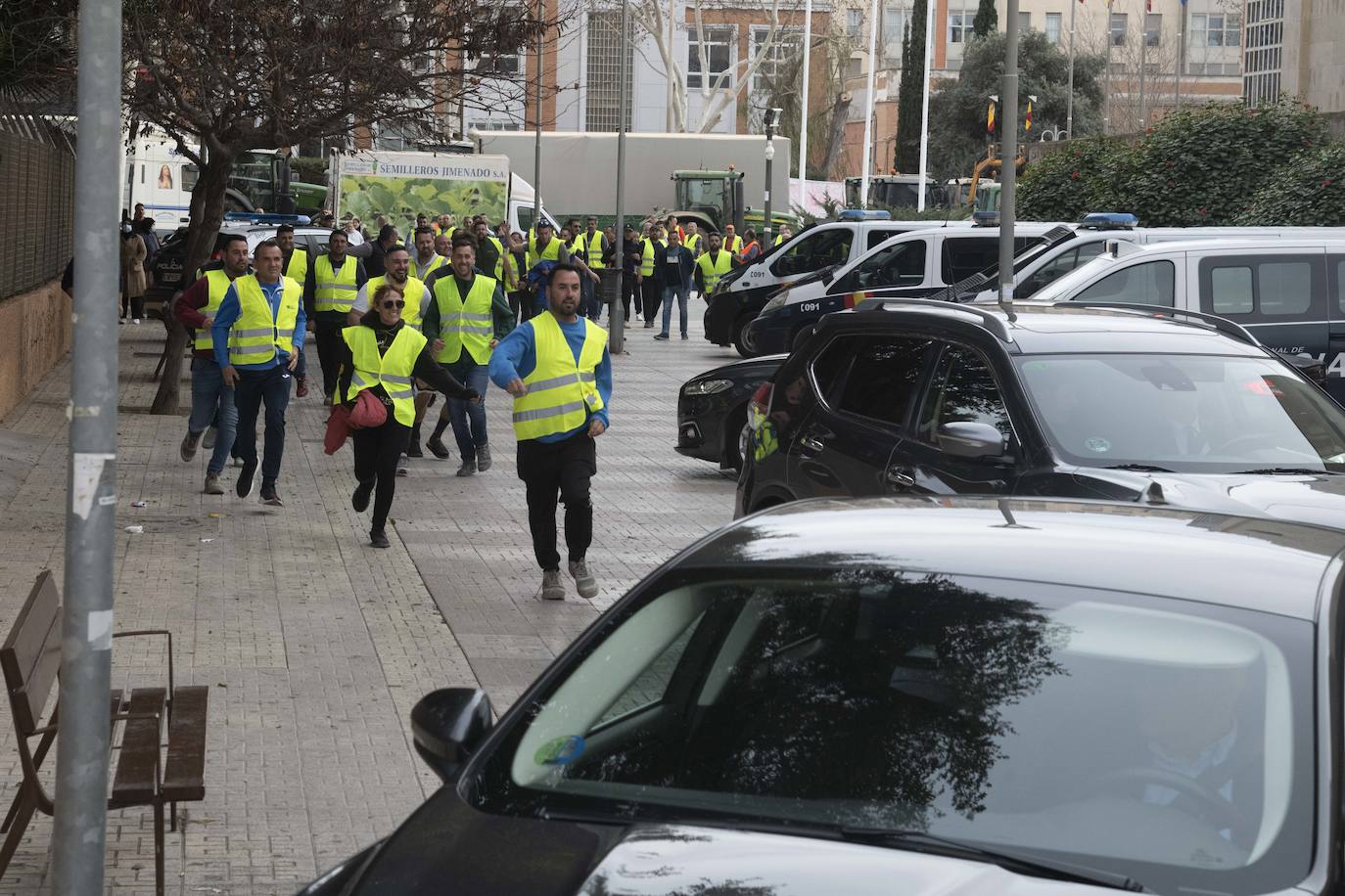Un grupo de agricultores impide la salida de los diputados de la Asamblea