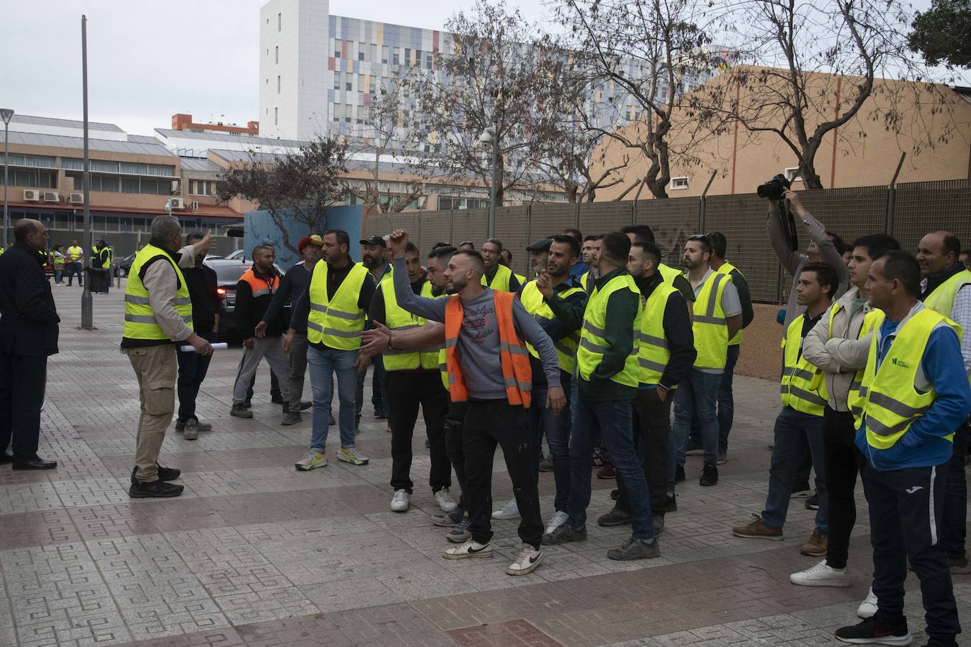 Un grupo de agricultores impide la salida de los diputados de la Asamblea