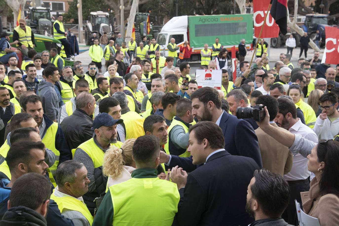 Un grupo de agricultores impide la salida de los diputados de la Asamblea