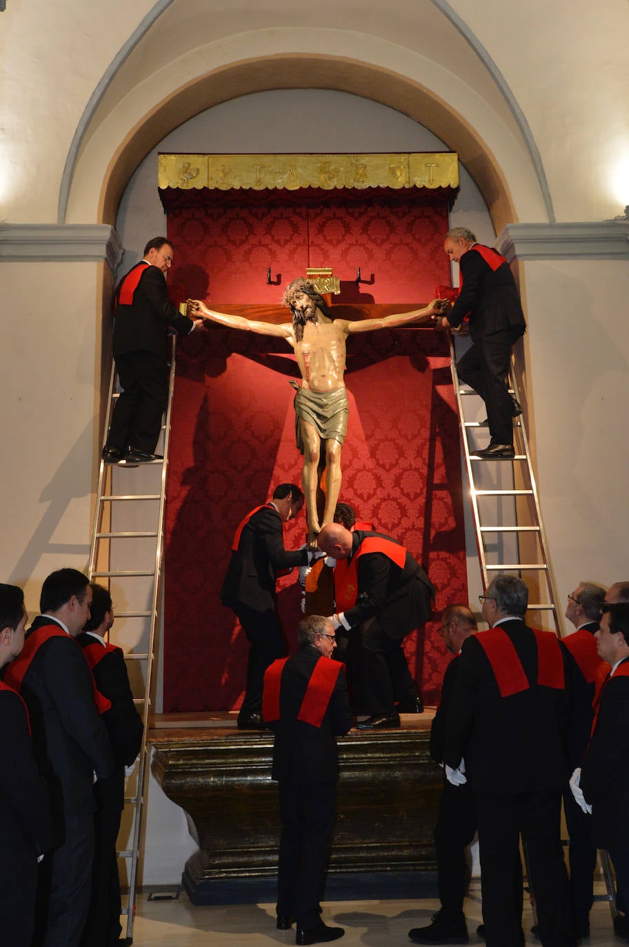 El descendimiento y vía crucis del Cristo de la Salud de Murcia, en imágenes