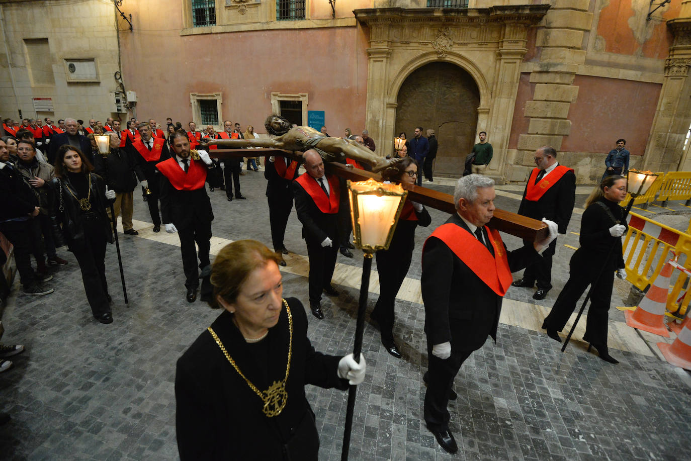 El descendimiento y vía crucis del Cristo de la Salud de Murcia, en imágenes