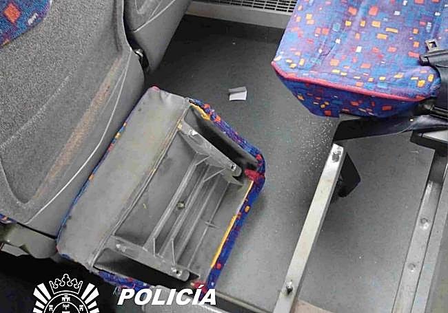 Un asiento arrancado en un autobús en Mula.