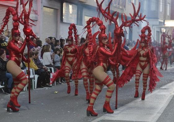 Integrantes del grupo Karraskalejas, ayer por la tarde, durante el gran desfile de Carnaval celebrado en Cabezo de Torres.