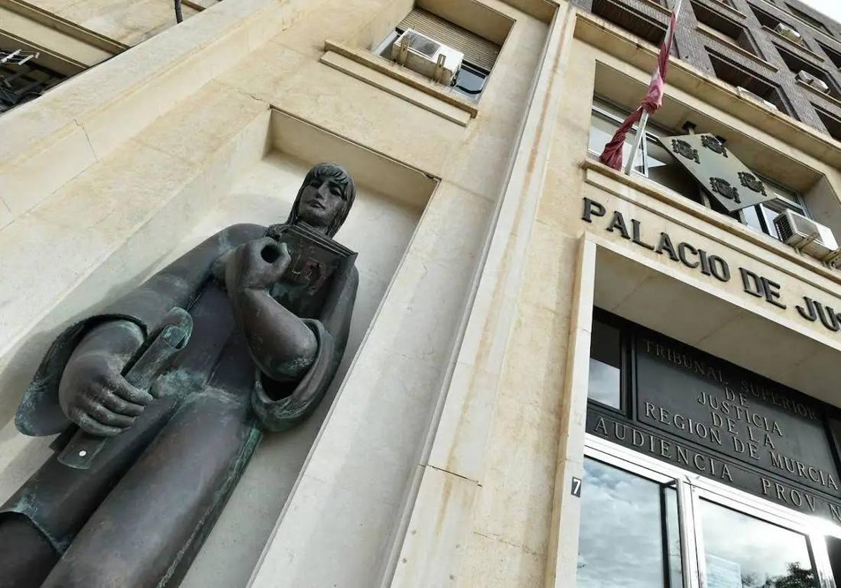 Fachada de la sede de la Audiencia Provincial, en Murcia, en una imagen de archivo.