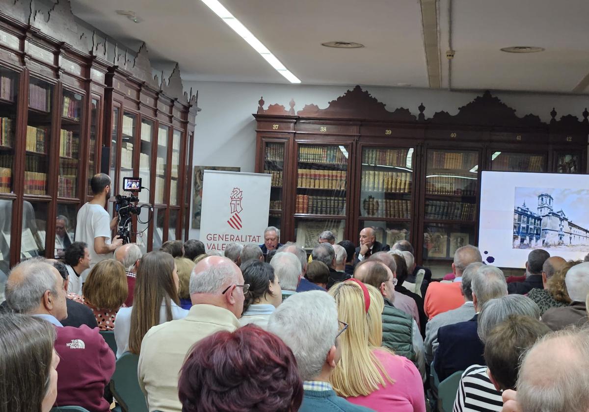 La charla se desarrolló bajo el nombre 'La Universidad de Orihuela: Una historia por contar'.