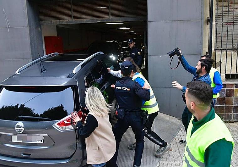 Un grupo de agricultores increpa el coche del presidente del Gobierno regional, Fernando López Miras, que iba dentro.