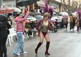 La lluvia obligó a suspender el domingo el desfile del Carnaval de Beniaján.