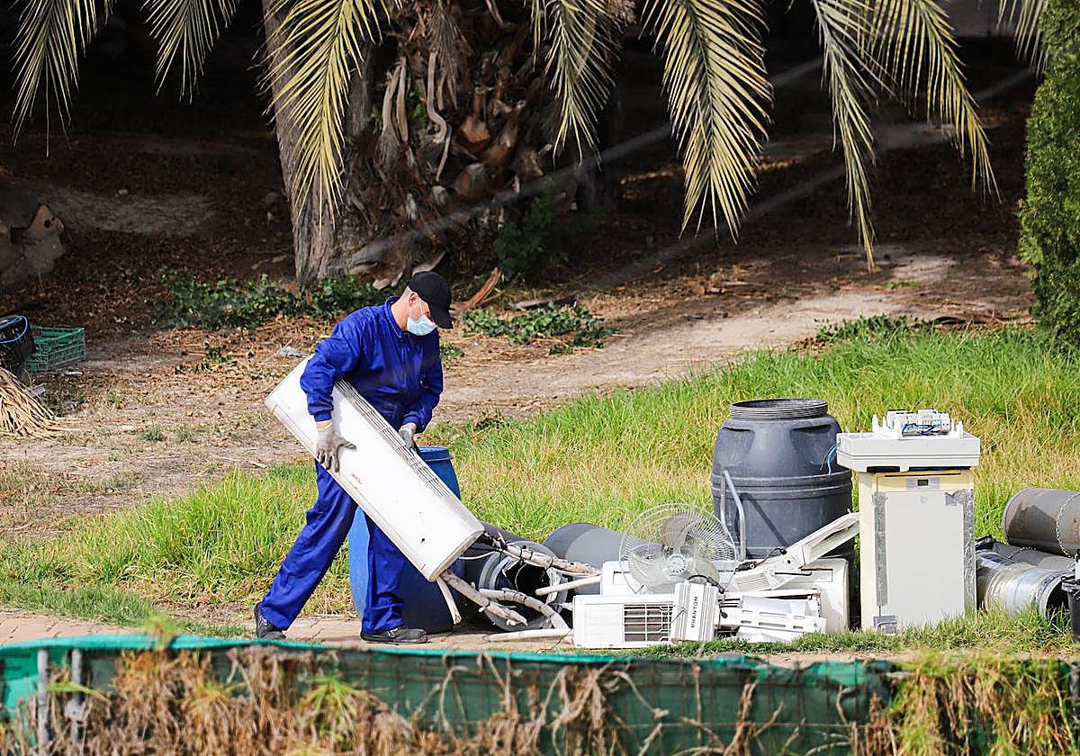 Uno de los funcionarios deposita algunos de los objetos decomisados.