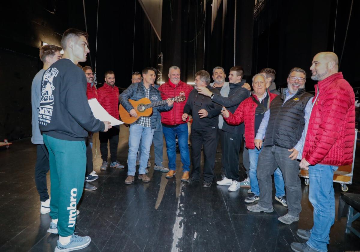 Los ciegos, ciegos perdíos, ayer, durante un ensayo en el auditorio Infanta Elena de Águilas.