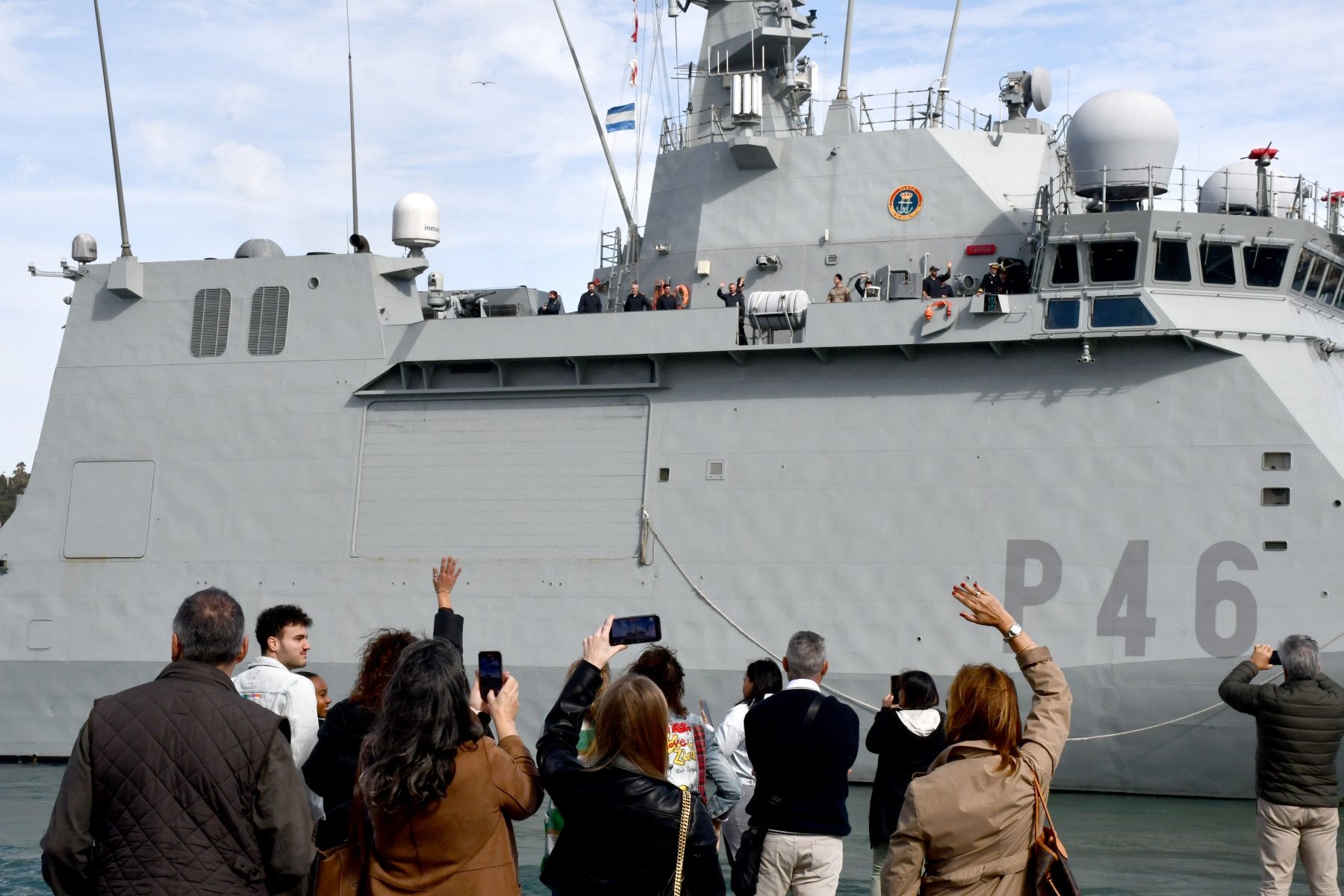 Familiares despiden a los marinos del 'Furor' en el Muelle de La Curra.