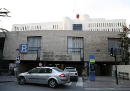 Puerta de entrada del hospital Morales Meseguer de Murcia.