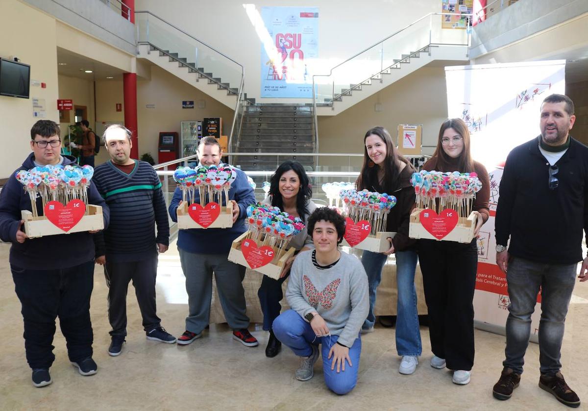 Las piruletas solidarias que se repartieron por varios establecimientos, empresas y entidades de la Región de Murcia.