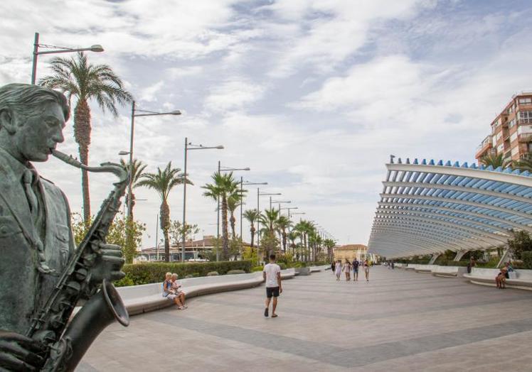 La intervención contempla acabar con la barrera arquitectónica que suponen las jardineras y dejar un espacio peatonal abierto.