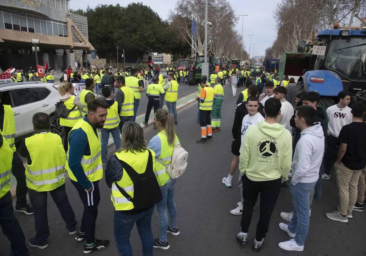 Un grupo de manifestantes en la salida de la Asamblea Regional, donde llegaron a increpar el coche en el que viajaba López Miras, este miércoles.