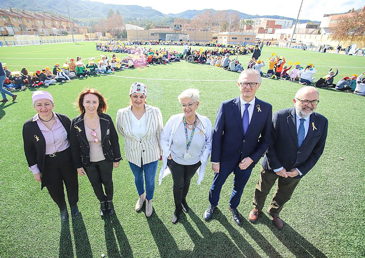 Imagen secundaria 1 - Alumnos de Murcia dibujan un lazo humano por el Día Internacional del Cáncer Infantil
