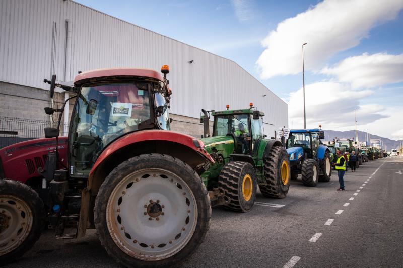 La tractorada de los organizaciones agrarias por la Vega Baja no logra cortar la A-7