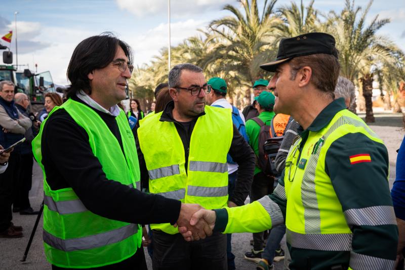 La tractorada de los organizaciones agrarias por la Vega Baja no logra cortar la A-7