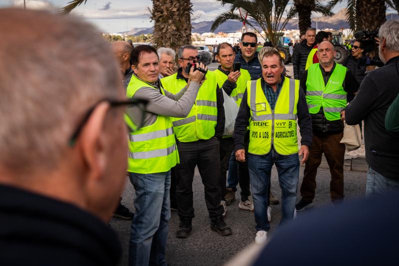 La tractorada de los organizaciones agrarias por la Vega Baja no logra cortar la A-7