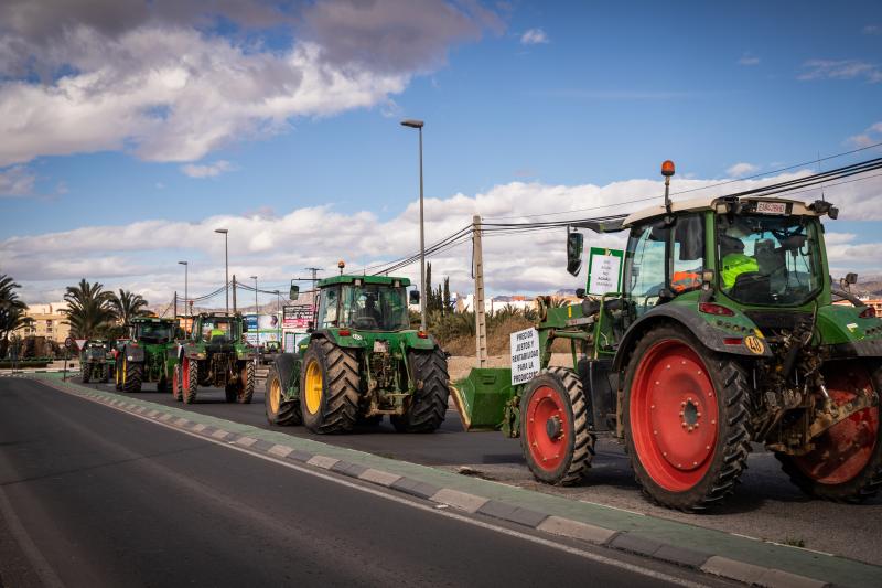 La tractorada de los organizaciones agrarias por la Vega Baja no logra cortar la A-7