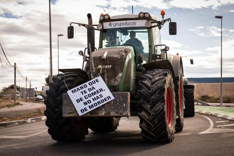 La tractorada de los organizaciones agrarias por la Vega Baja no logra cortar la A-7