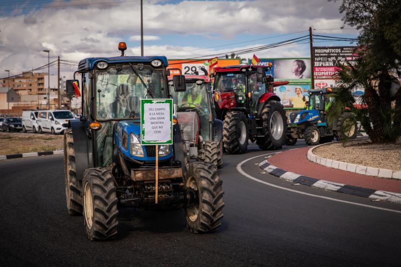 La tractorada de los organizaciones agrarias por la Vega Baja no logra cortar la A-7