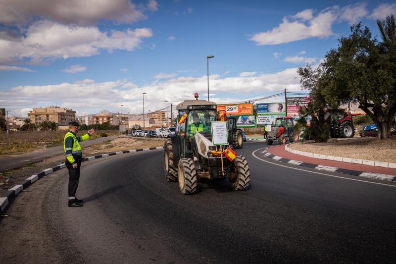 La tractorada de los organizaciones agrarias por la Vega Baja no logra cortar la A-7