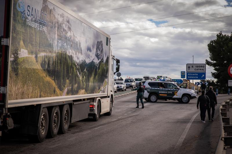 La tractorada de los organizaciones agrarias por la Vega Baja no logra cortar la A-7